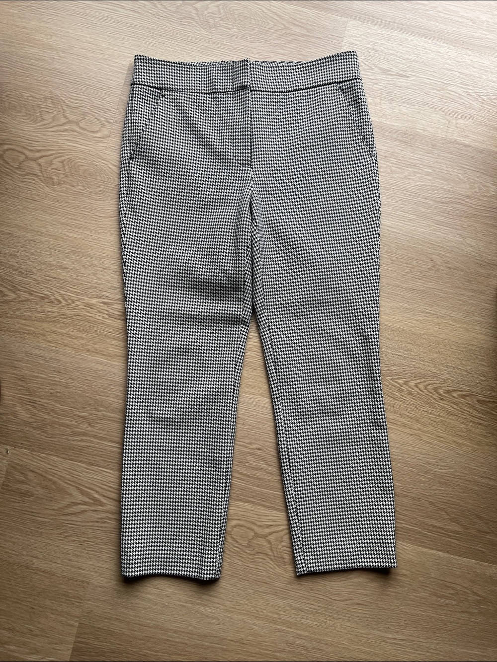 Classic Black & White Houndstooth Capri Pant